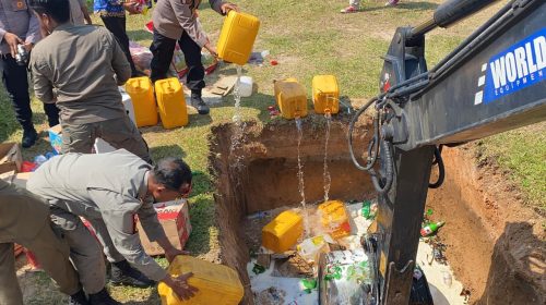 Polres Taliabu Musnahkan Ribuan Botol Miras