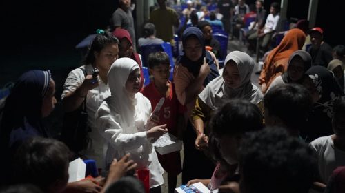 Nazla Bagikan Alat Tulis dan Rebana di Desa Tolonuo, Halmahera Utara