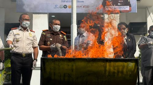 Kejari Ternate Musnahkan Barang Bukti Perkara yang Berkekuatan Hukum Tetap