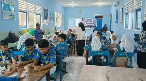 Dari Lensa ke Pengetahuan: Siswa SMP Negeri 7 Kota Ternate Belajar Bersama Tim PkM Unkhair