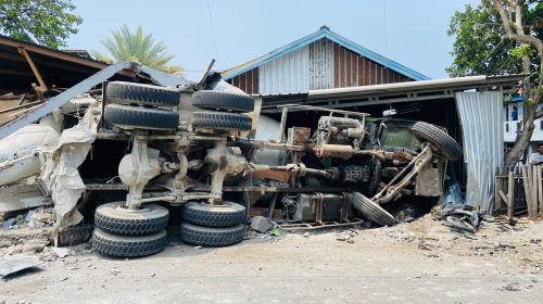 Truk Molen Tabrak Tempat Fotokopi di Akehuda, Seorang Mahasiswi Dikabarkan Meninggal