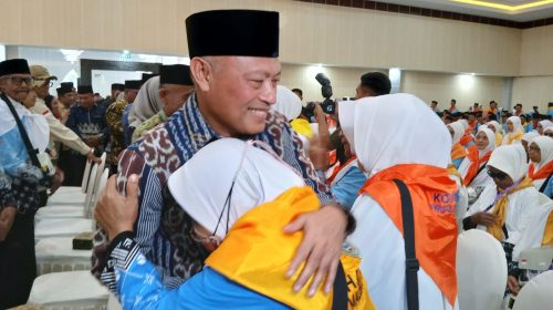 Wagub Maluku Utara Sarbin Sehe Lepas Jemaah Calon Haji di Asrama Haji Ternate