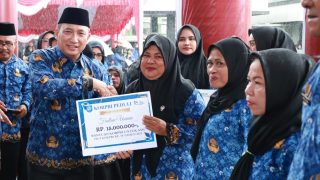 Di HUT Korpri, Wali Kota Ternate Salurkan Bantuan Stimulan Renovasi Rumah ASN