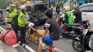 Satlantas Polres Ternate Berbagi Takjil sambil Tertibkan Lalu Lintas