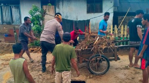 Polri dan Warga Gotong Royong Bersihkan Lingkungan Pasca Banjir di Desa Waisakai