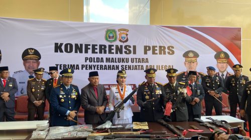 5 Warga Halmahera Utara Serahkan Senjata Api Ilegal dan Amunisi ke Polda Malut