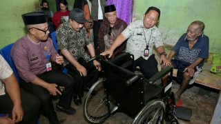 Sekda Rizal Serahkan Kursi Roda dan Sembako untuk Warga Fitu