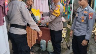 Sat Binmas Polres Ternate Berbagi Bahan Pokok ke Warga