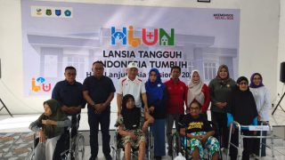 Wagub Maluku Utara Serahkan Bantuan untuk Lansia pada Puncak HLUN 2026 di Ternate