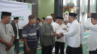 Pemkot Ternate dan Baznas Salurkan Bantuan ZIS untuk Imam dan Badan Syara