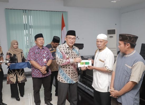 Pemkot Ternate Salurkan Insentif Imam dan Pengasuh TPQ