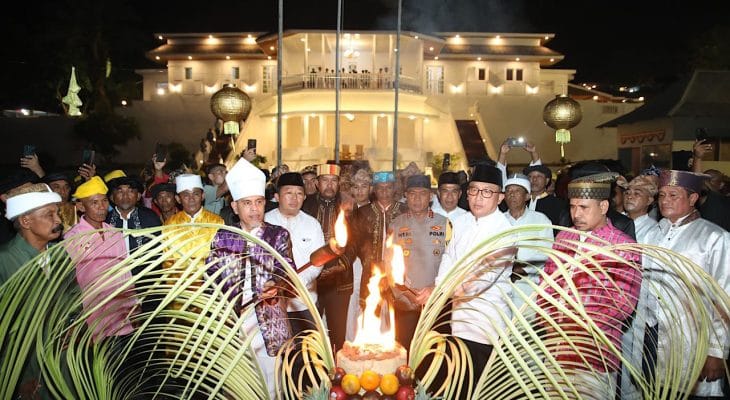 Malam Lailatul Qadar, Wali Kota Ternate bersama Sultan Nyalakan Obor Ela Ela di Kedaton