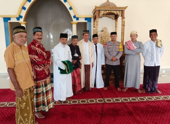 Bhabinkamtibmas Desa Tabobo, Halmahera Utara Sampaikan Pesan Kamtibmas ke Masyarakat Usai Salat Jumat