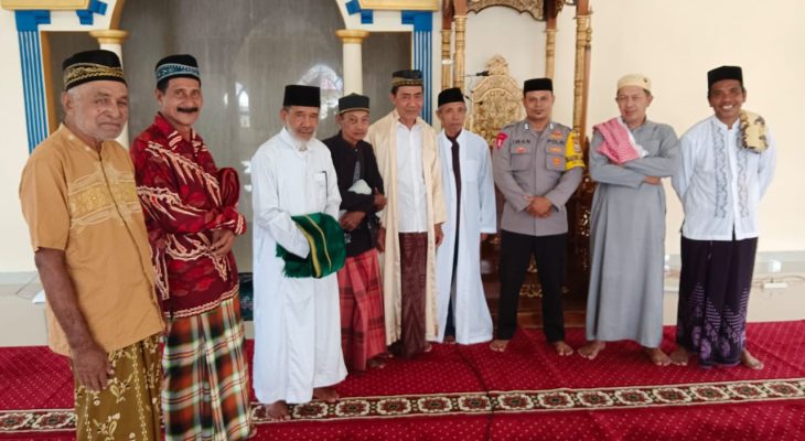 Bhabinkamtibmas Desa Tabobo, Halmahera Utara Sampaikan Pesan Kamtibmas ke Masyarakat Usai Salat Jumat