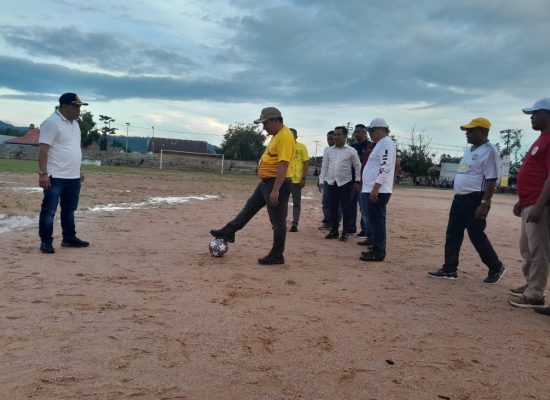 Turnamen Sepakbola dan Bola Voli di Taliabu Resmi Dihelat, Bupati Aliong Mus Tambah Hadiah Juara