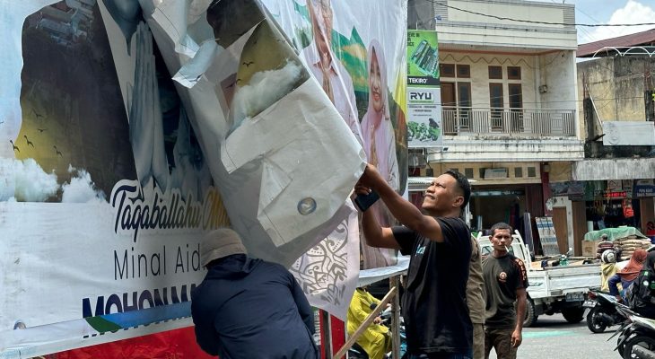 Satpol PP Kota Ternate Turunkan 33 Baliho Ucapan Hari Raya Idul Fitri