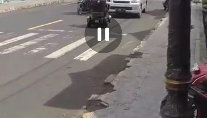 [SALAH] Perempuan Muda Pengendara Motor Listrik Kembali Berulah