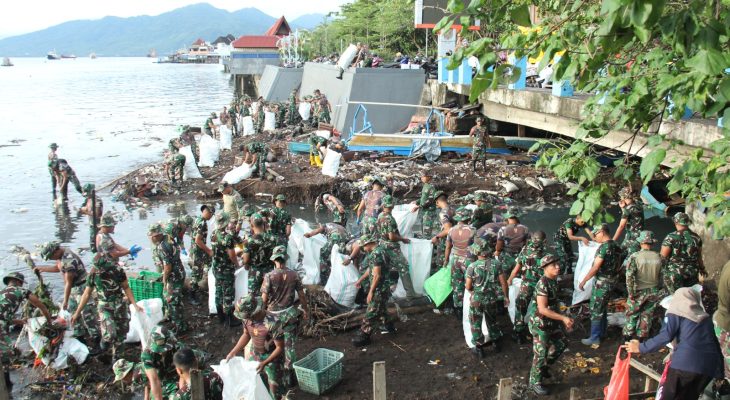 Peringati Hari Buruh dengan Bersihkan Sungai, Korem 152 Baabullah Ajak Warga Ternate Sadar Sampah
