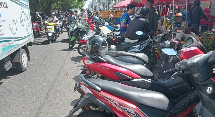 Jauh Dari Estetika, Parkiran Depan Pasar Amburadul