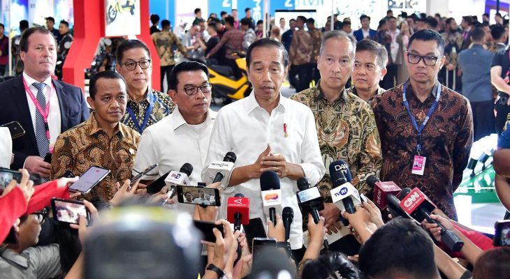 Dikunjungi Presiden Jokowi, Dirut PLN Paparkan Kesiapan Ekosistem Kendaraan Listrik di Booth PLN di PEVS 2024