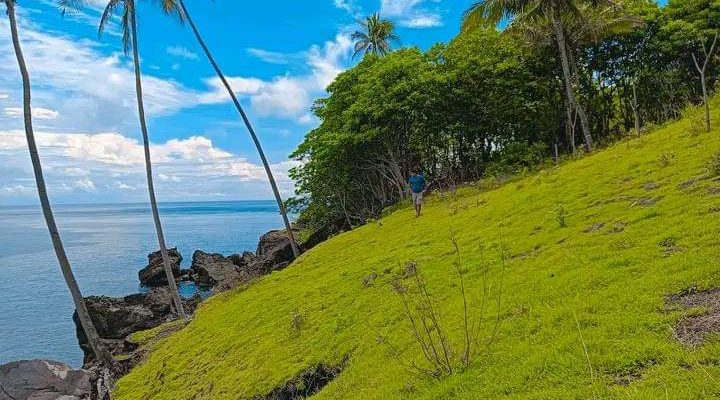 Lepas Penat di Pantai Baru Ma Adu, Pulau Hiri, Nikmati Kuliner Ala Anak Pantai dan Senja yang Memikat   