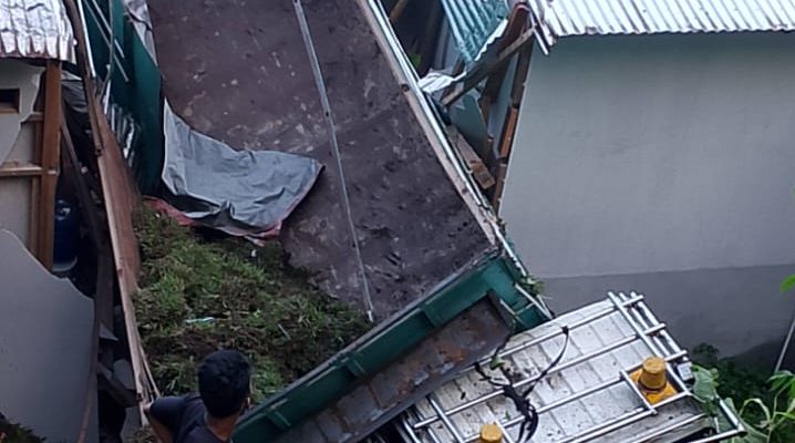 Sebuah Truk Terjun Bebas dari Gunung Tabalik, Halmahera Tengah “Mendarat” di Atas Kosan Warga