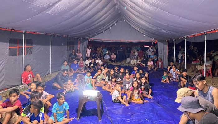 Nobar Laskar Pelangi Hibur Pengungsi Erupsi Gunung Ibu, Halmahera Barat