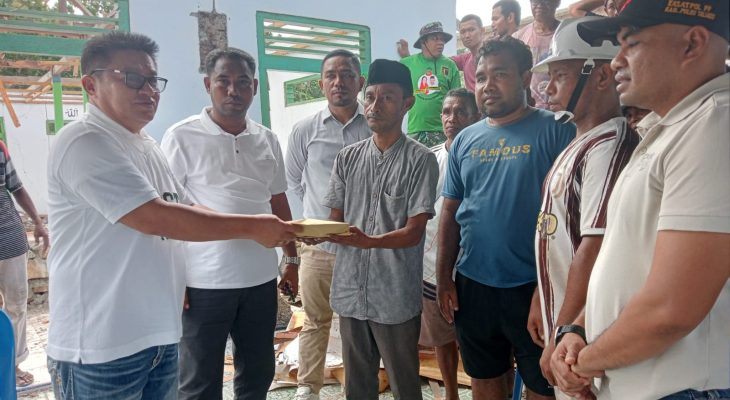 Aliong Mus Beri Bantuan Pembangunan Musala Desa Wai Ipa, Sanana