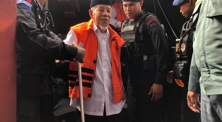 Jadi Tersangka KPK, Imran Yakub Santai saat Sambut AGK di Pengadilan Ternate