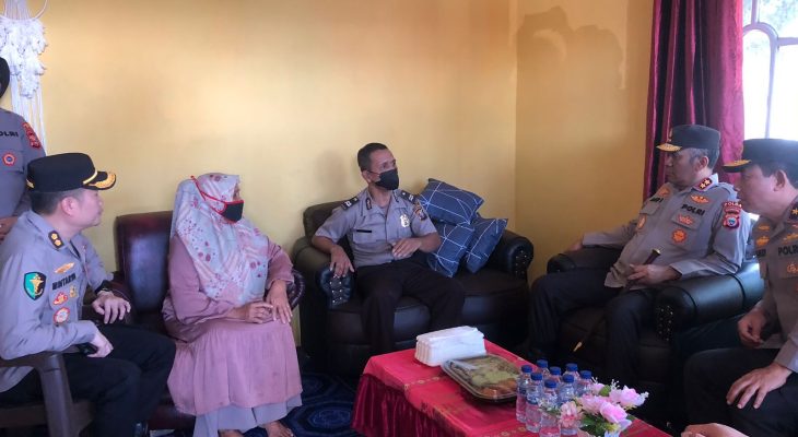 Anjangsana, Kapolda dan Wakapolda Maluku Utara Sambangi Anggota yang Sakit