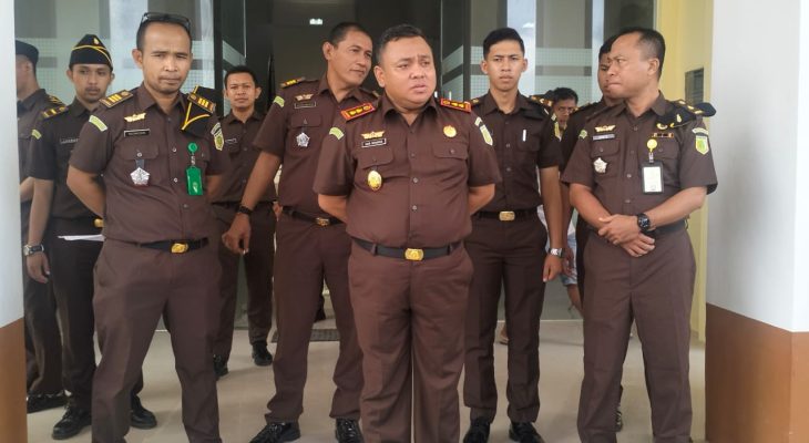 Hari Pertama Berkantor, Kajari Taliabu Didemo HMT