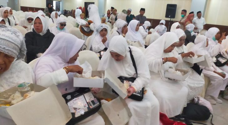 Pesawat Sempat Putar Balik ke Manado, Jemaah Haji Asal Kepulauan Sula Tiba di Ternate
