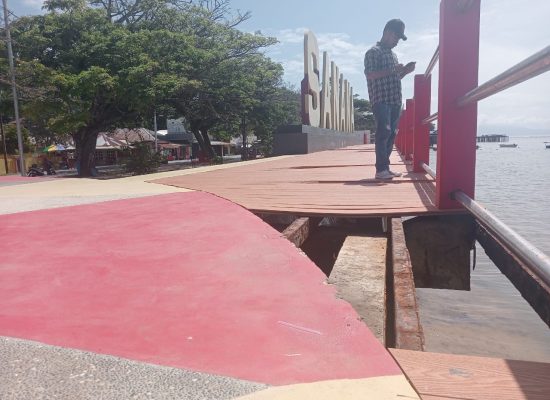 Rusak, Lantai Taman Mangon Bahayakan Pengunjung Terutama Anak-anak