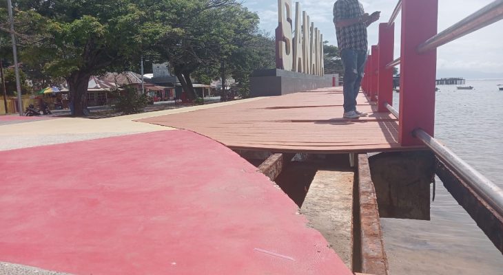 Rusak, Lantai Taman Mangon Bahayakan Pengunjung Terutama Anak-anak