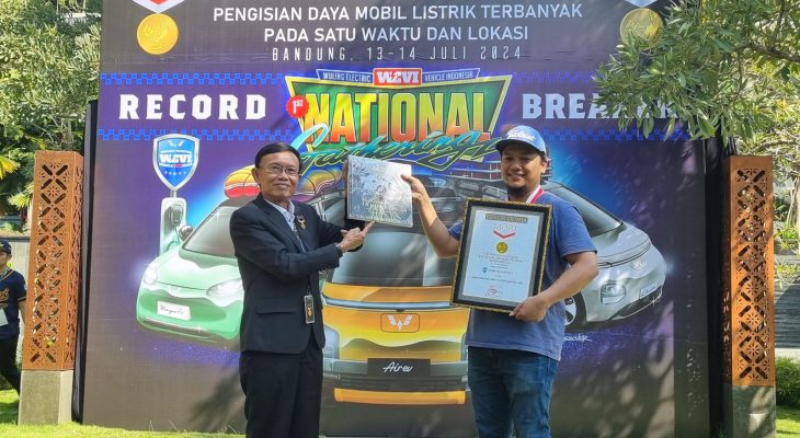 Catatkan Rekor MURI! Charging Mobil Listrik Terbanyak di Satu Lokasi, Kolaborasi PLN-Komunitas WEVI di Bandung