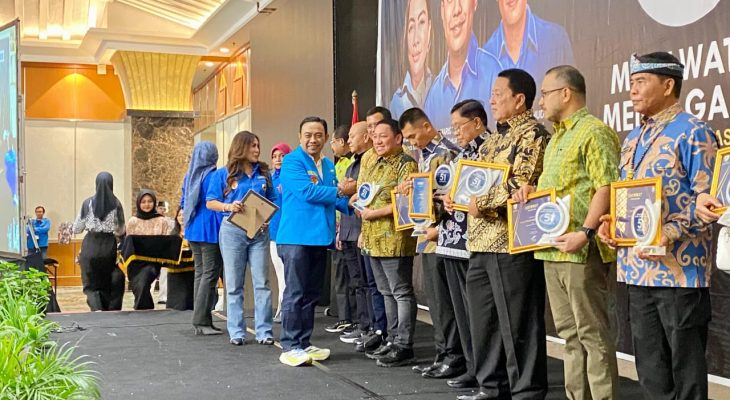 Diundang ke Jakarta, Bupati Aliong Mus Terima Penghargaan dari KNPI