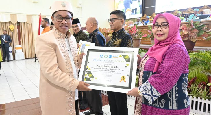 Bupati Aliong Mus Dapat Penghargaan dari Unkhair Ternate