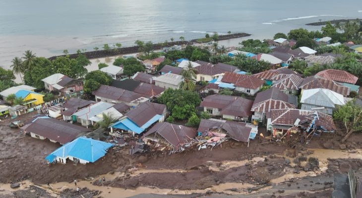 Satu Mahasiswi KKN IAIN Ternate Meninggal Tertimbun Lumpur Banjir Bandang di Rua