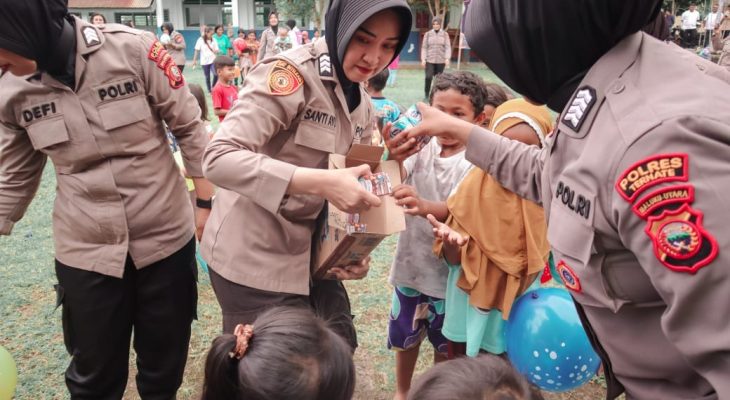 Polwan Polres Ternate Beri Trauma Healing ke Anak-anak Korban Banjir Bandang