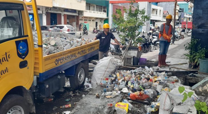 Cegah Banjir, Dinas PUPR Ternate Bersihkan Saluran Area Gamalama