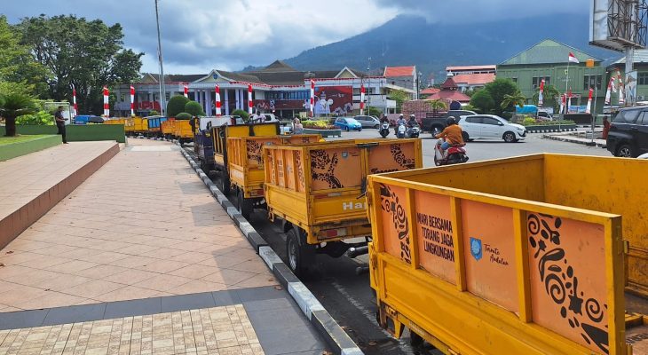 Ramai-ramai Armada Sampah Parkir di Depan Kantor Wali Kota Ternate, Ini Penyebabnya
