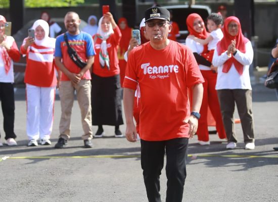 Semarak Hari Kemerdekaan di Ternate, Wali Kota dan Sekkot Ikut Lomba Gigit Leper