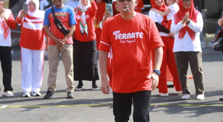 Semarak Hari Kemerdekaan di Ternate, Wali Kota dan Sekkot Ikut Lomba Gigit Leper