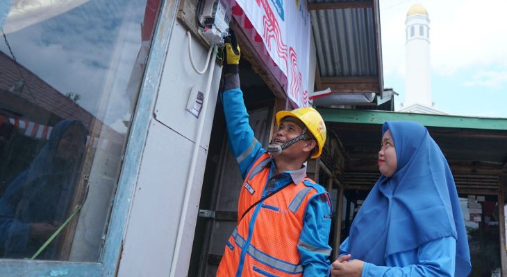 Rayakan HUT RI Ke-79, Donasi Pegawai PLN Nyalakan 7.357 Listrik Gratis bagi Keluarga Kurang Mampu