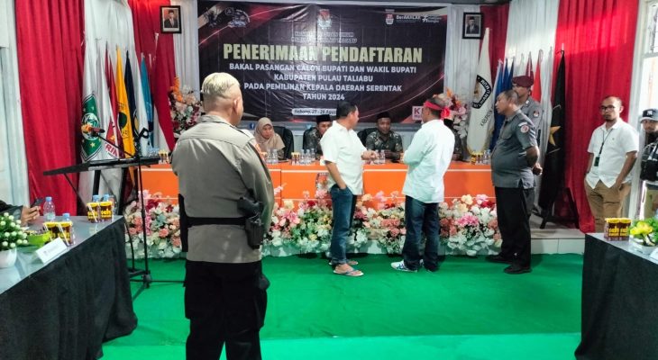AHM Dampingi Anaknya Mendaftar ke KPU Calon Bupati di Pilkada Taliabu