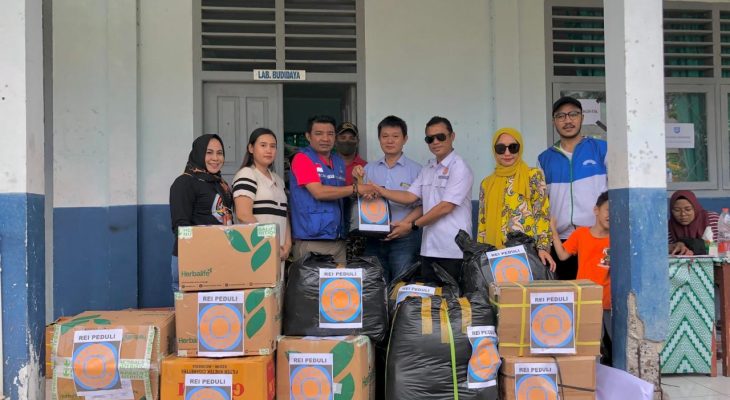 Realestat Indonesia Salurkan Pakaian dan Uang Tunai untuk Korban Banjir Bandang Rua