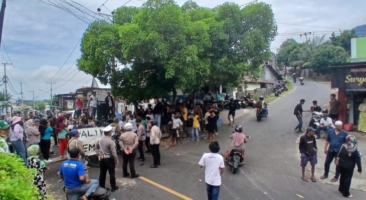 Lahan Kuburan Tak Jelas, Warga Fitu Ternate Demo dan Blokade Jalan Utama