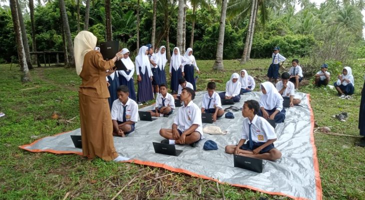 Tak Ada Internet, Siswa SMP di Mangoli Utara Timur, Kepulauan Sula Simulasi Asesmen di Pinggir Pantai