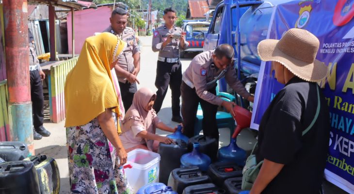 Anggota Satlantas Polres Kepulauan Sula Salurkan Air Bersih untuk Warga Bajo