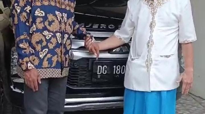 Habib Ahmad Assagaf Serahkan Kendaraan Operasional kepada Sultan